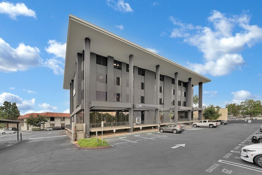 More Photos Of 4667 MacArthur Blvd, Newport Beach Office For Lease