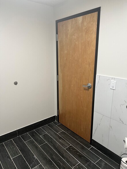 More Photos Of 8949 N Deerbrook Trl, Brown Deer Light Distribution For Sale