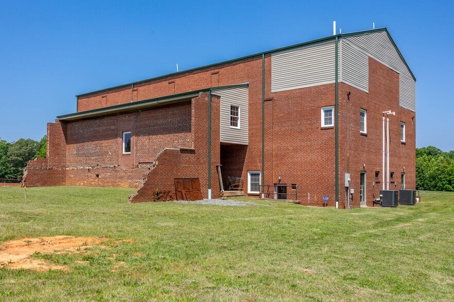 More Photos Of 217 E Aiken Rd, Eden Showroom For Lease