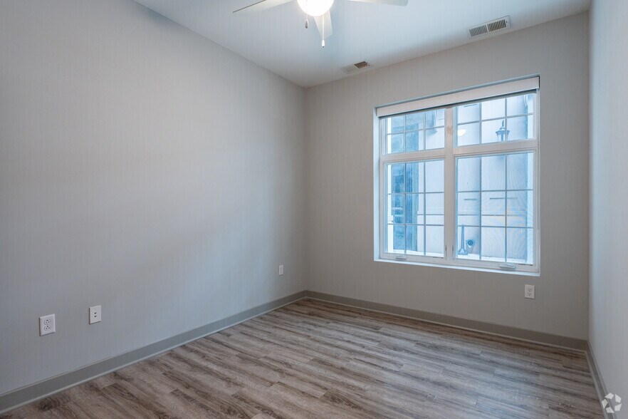 More Photos Of 670 Downey Green, Hampton Apartments For Sale