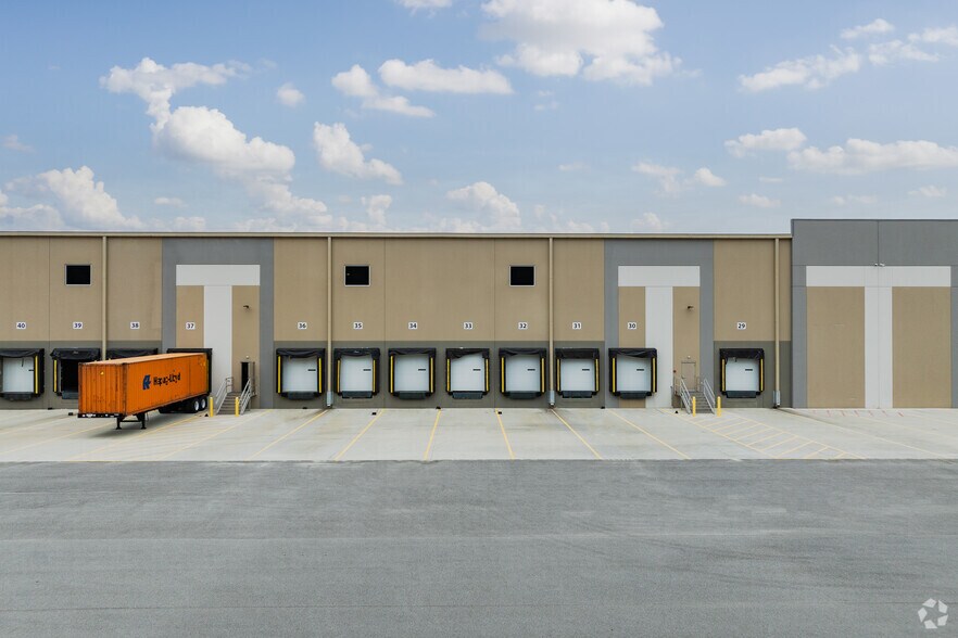 More Photos Of 369 N Cypress Dr, Summerville Warehouse For Lease