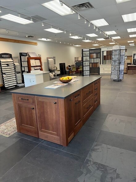 More Photos Of 522 Amherst St, Nashua Showroom For Lease