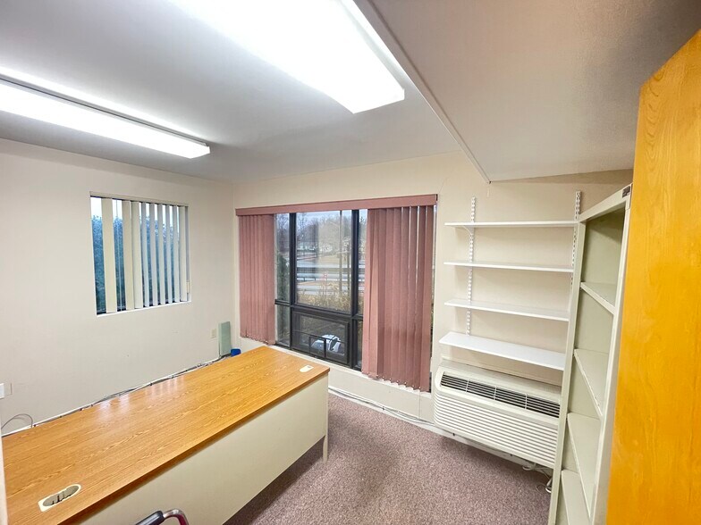 More Photos Of 567 Vauxhall St, Waterford Medical For Lease