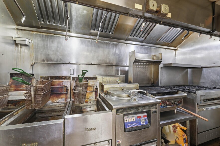 More Photos Of 2107 Velp Ave, Green Bay Freestanding For Sale
