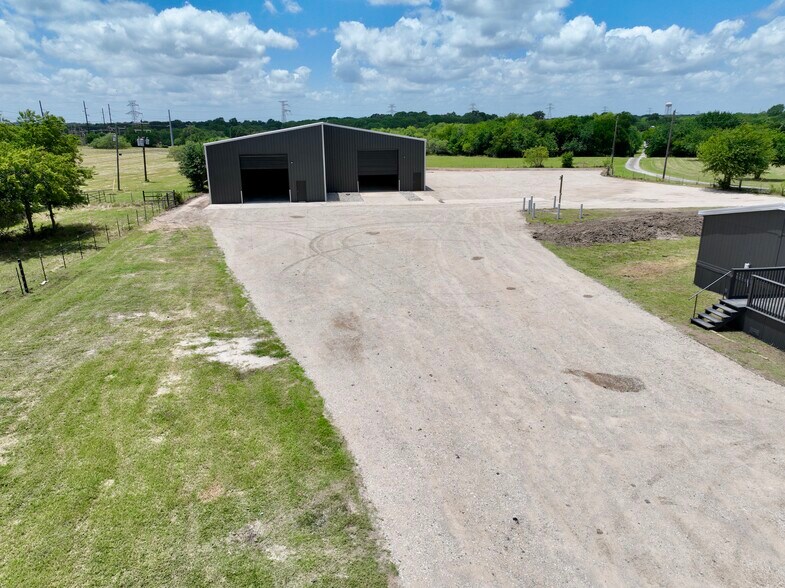More Photos Of 4528 S Interstate 35, Alvarado Warehouse For Lease