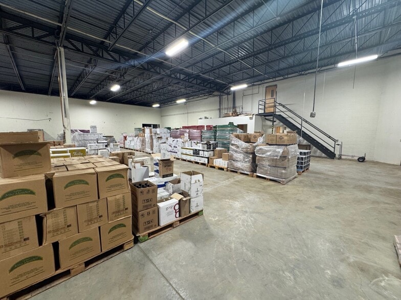 More Photos Of 168 Ayer Rd, Littleton Warehouse For Lease