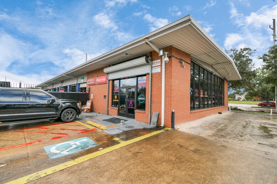 More Photos Of 2525 Westhollow Dr, Houston Auto Repair For Sale
