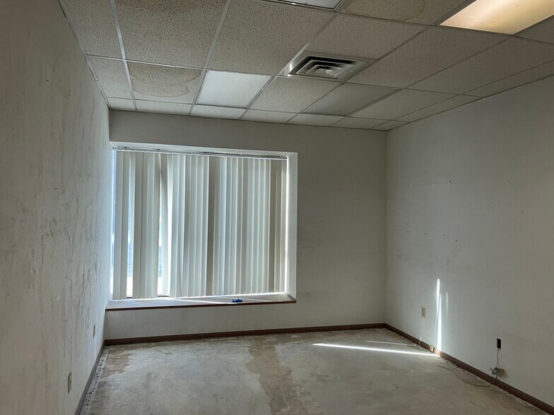 More Photos Of 537 Lincoln Hwy, East McKeesport Storefront For Sale