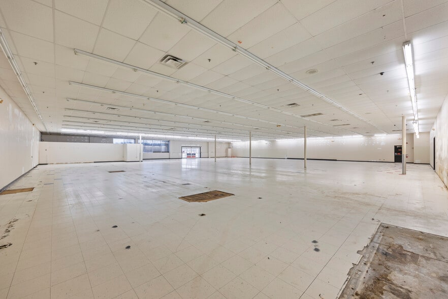 More Photos Of 4200 Skyhawk Pky, Martin Supermarket For Lease