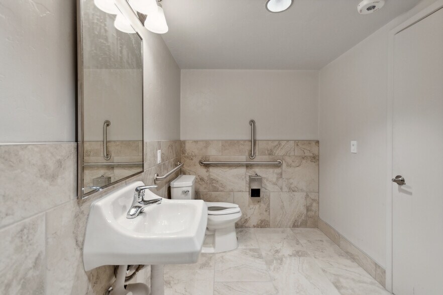 More Photos Of 1000 S Freeway, Tucson Rehabilitation Center For Lease