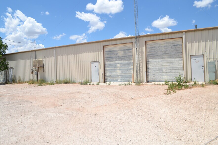 More Photos Of 835 W Sunrise Cir, Hobbs Showroom For Lease