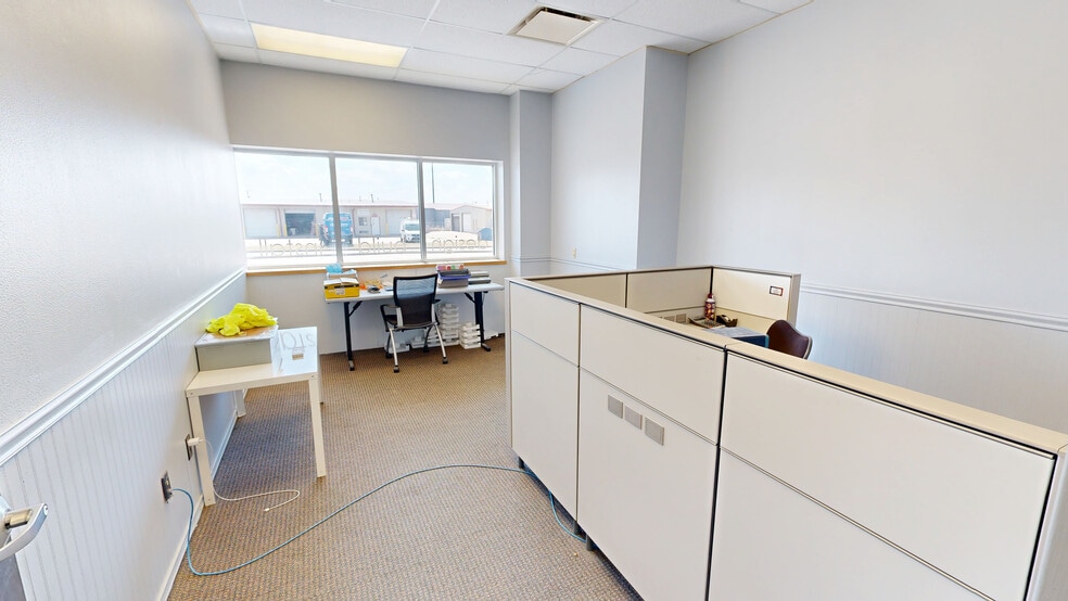 More Photos Of 1721 Acorn Dr, Rogers Warehouse For Lease