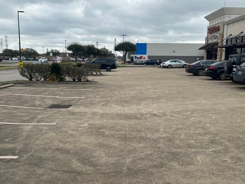 More Photos Of 11799 Beechnut St, Houston Freestanding For Lease