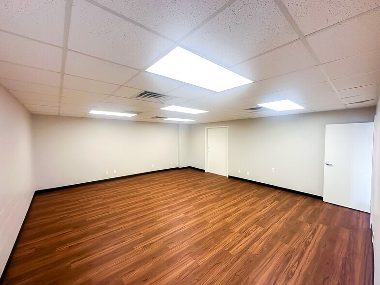 More Photos Of 11720 Warfield St, San Antonio Light Manufacturing For Lease