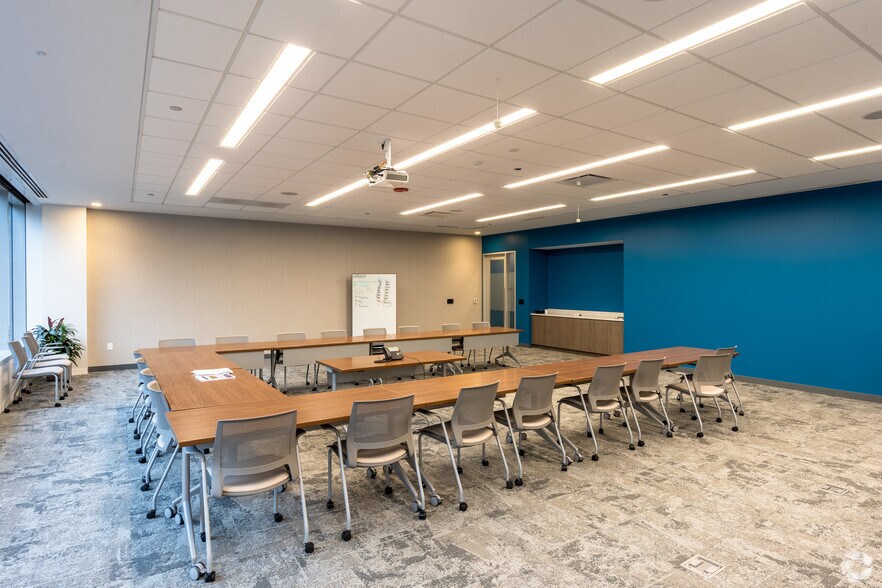 More Photos Of 625 W Adams St, Chicago Office For Lease