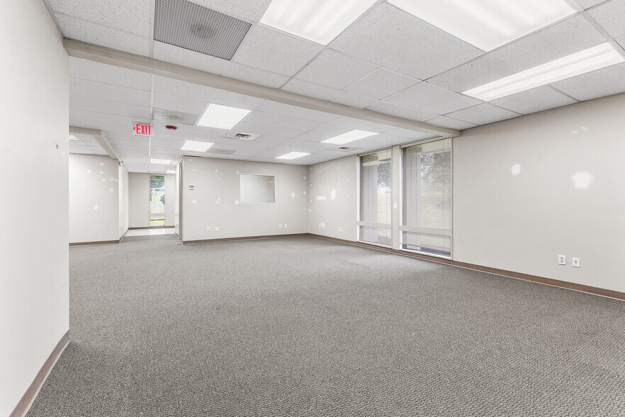 More Photos Of 100 Cross Keys Office Park, Fairport Unknown For Lease