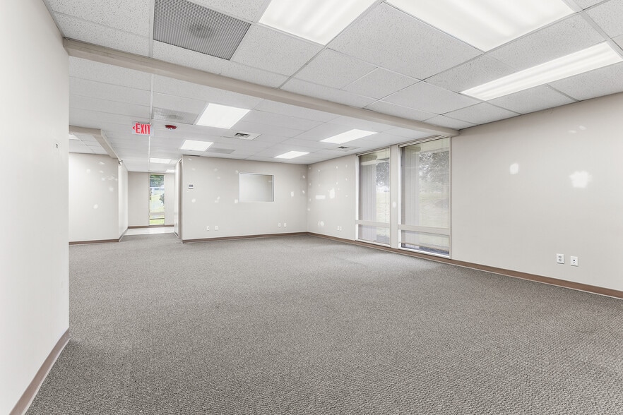 More Photos Of 100 Cross Keys Office Park, Fairport Unknown For Lease
