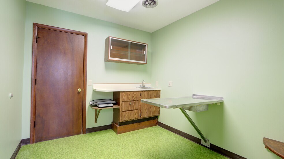 More Photos Of 762 Pre Emption Rd, Geneva Veterinarian Kennel For Sale