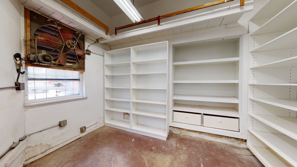 More Photos Of 13031 Montana Ave, Los Angeles Freestanding For Lease