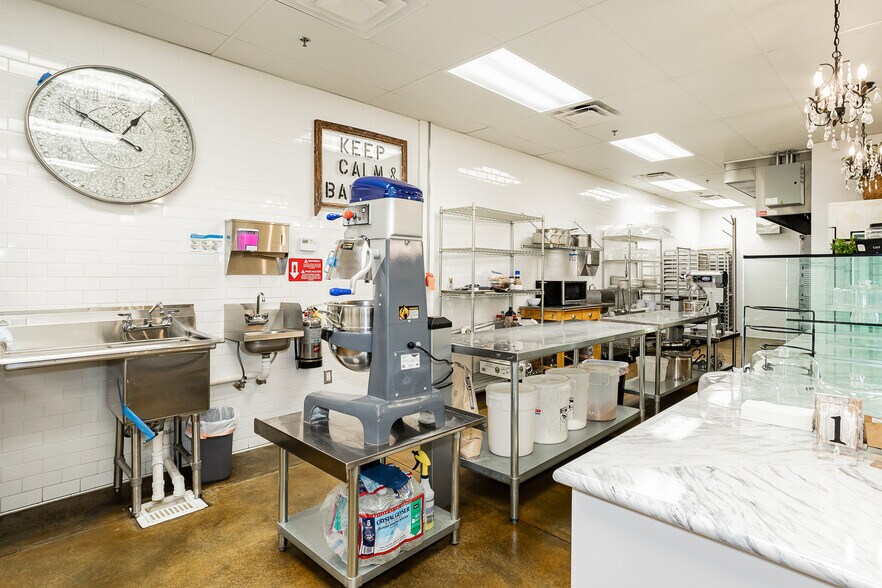 More Photos Of 670 S Green Valley Pky, Henderson Storefront Retail Office For Sale