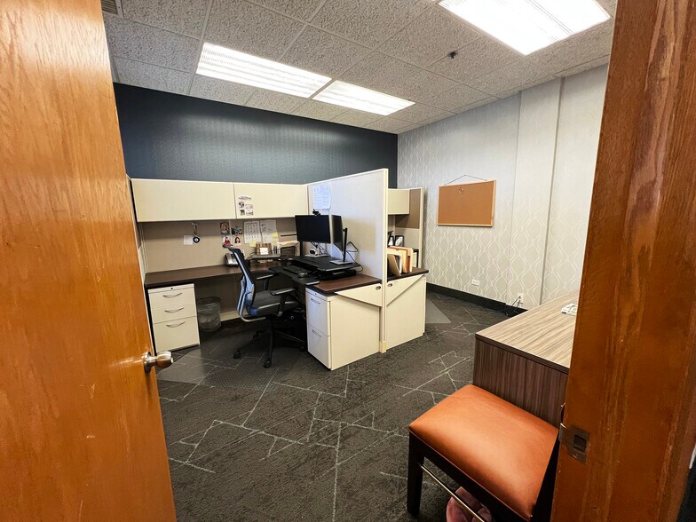 More Photos Of 1881 Commerce Dr, Elk Grove Village Office For Sale