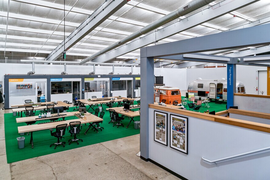 More Photos Of 400 W Maple Rd, Troy Office For Sale