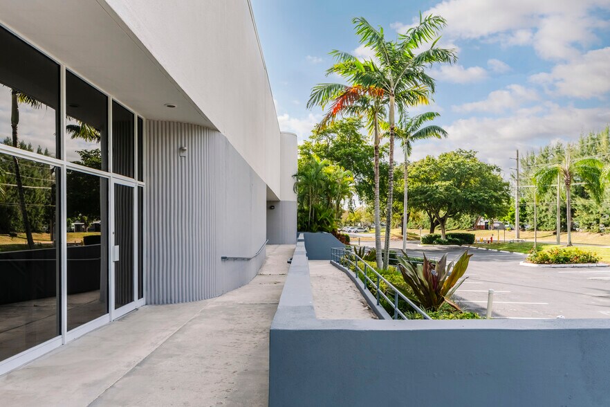 More Photos Of 5400 NW 35th Ave, Fort Lauderdale Warehouse For Lease