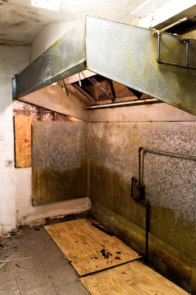 More Photos Of 826 E Warrington Ave, Pittsburgh Bar For Lease