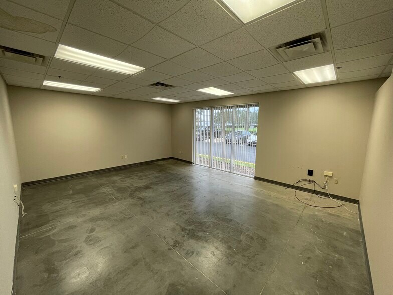 More Photos Of 6600-6626 Kingspointe Pky, Orlando Distribution For Lease