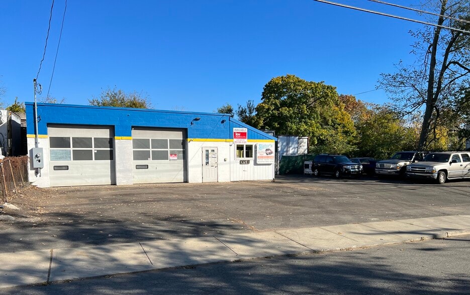 Primary Photo Of 275 Front Ave, West Haven Auto Repair For Sale