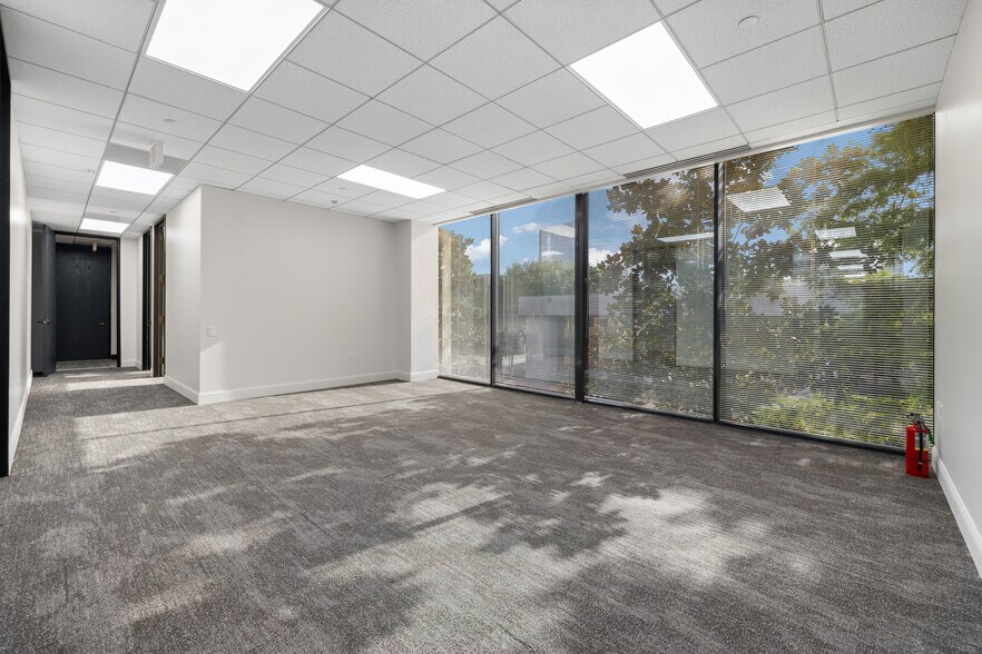 More Photos Of 17 S Briar Hollow Ln, Houston Office Residential For Lease