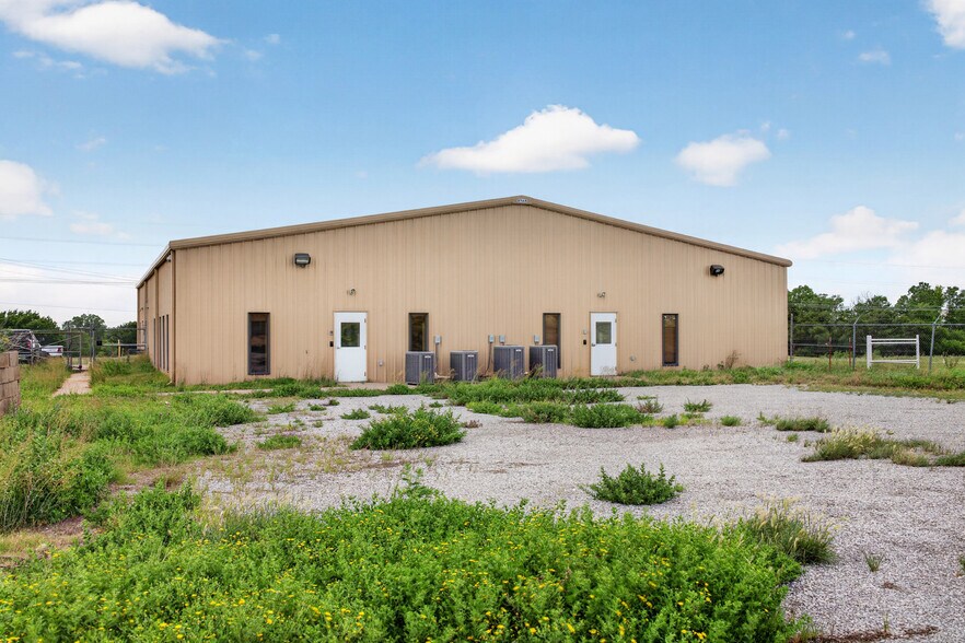 More Photos Of 906 S Eastern Ave, Elk City Warehouse For Sale