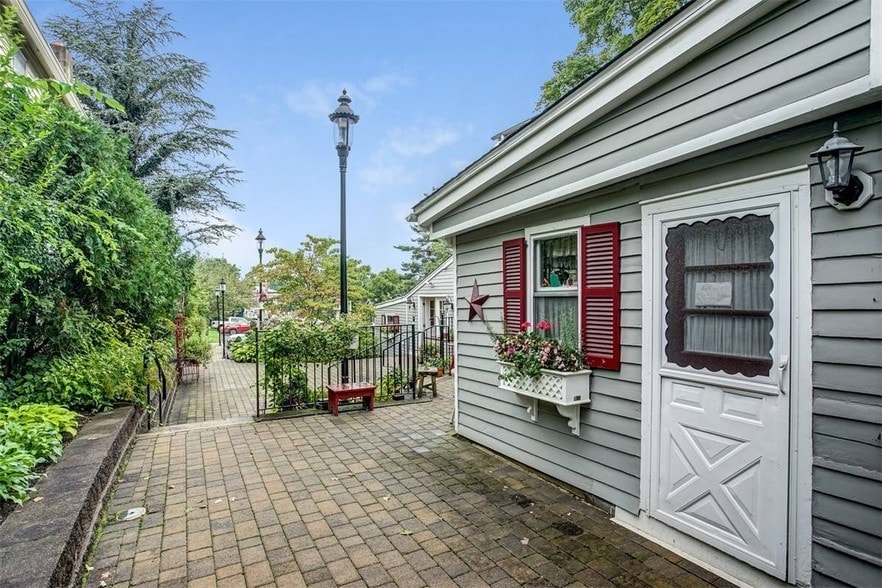 More Photos Of 20 Lewis St, Basking Ridge Freestanding For Lease