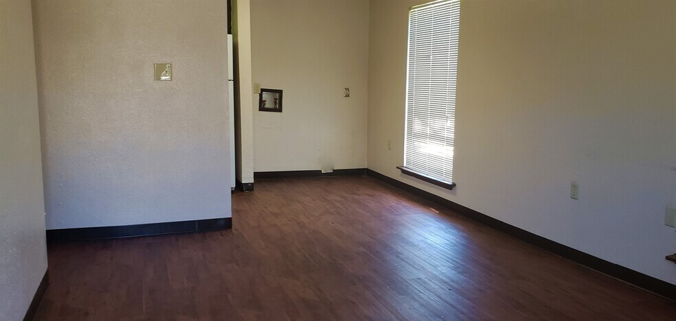 More Photos Of 607 S Pecan St, Hughes Springs Apartments For Sale