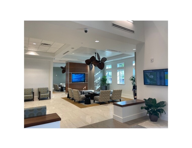 More Photos Of 2006 Mainsail, Naples Airplane Hangar For Lease