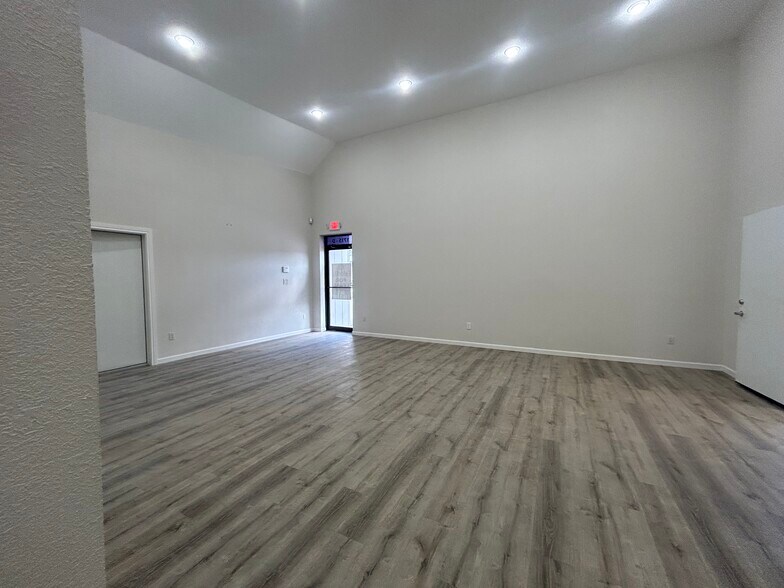 More Photos Of 1715 Sawdust Rd, Spring Self Storage For Lease