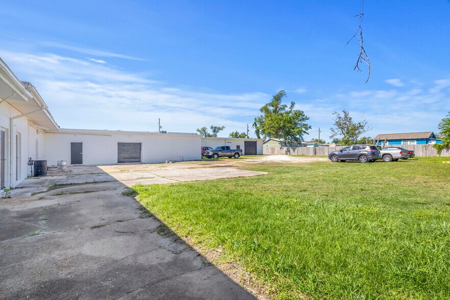 More Photos Of 409 Scott St, Lake Charles Bank For Sale