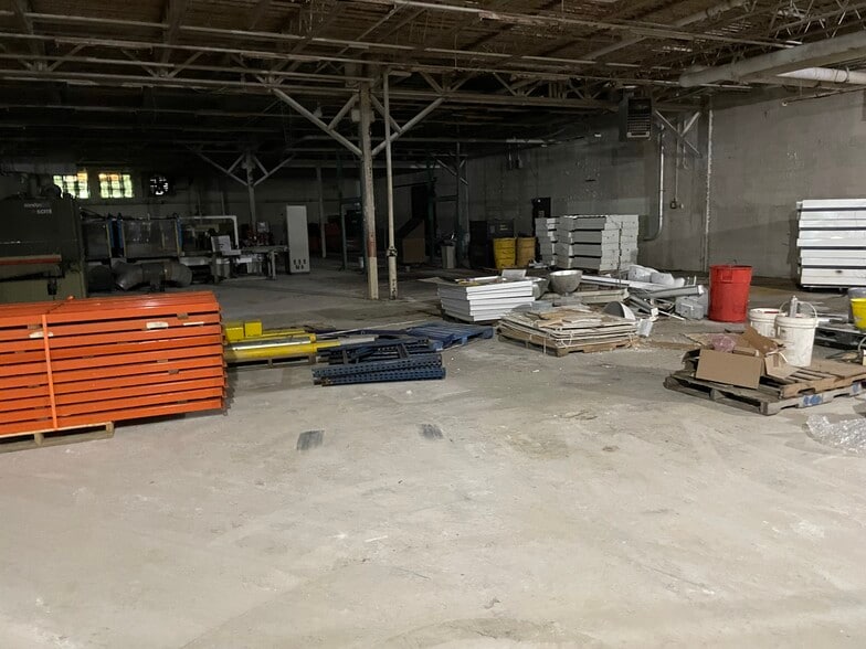 More Photos Of 606 Parkway Blvd, Two Rivers Warehouse For Sale