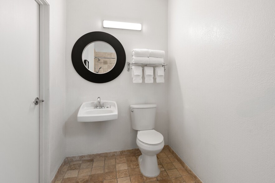 More Photos Of 631 Camino del Rio S, San Diego Hotel For Sale