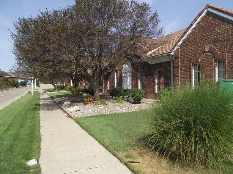 More Photos Of 3601-3665 E 11 Mile Rd, Warren Medical For Lease