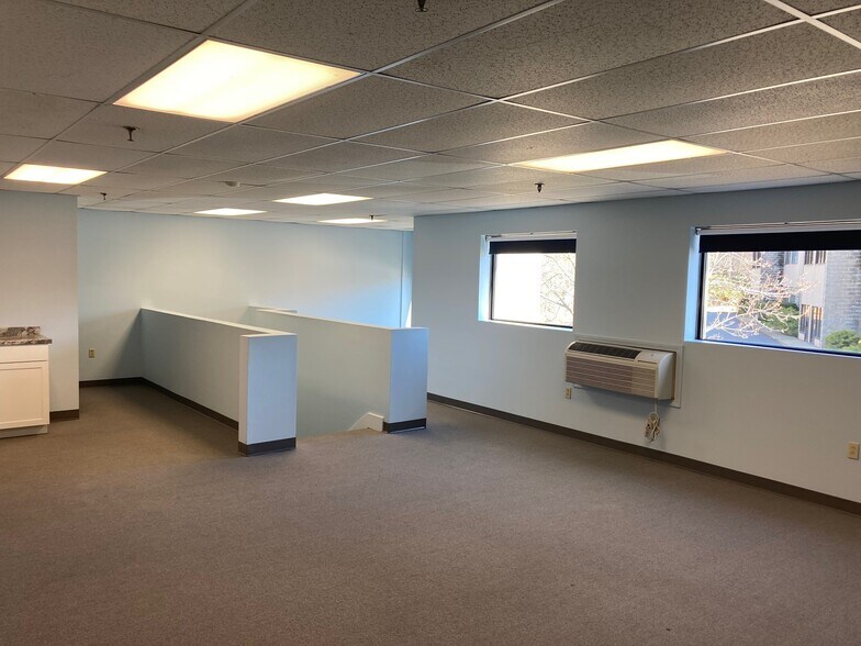 More Photos Of 41 Industrial Dr, Exeter Service For Lease