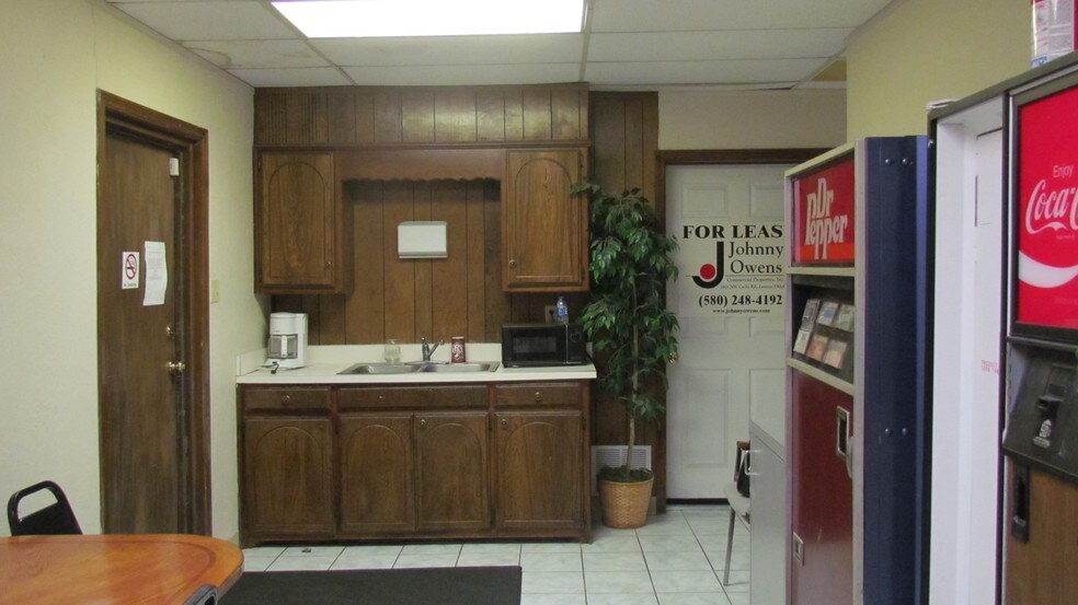More Photos Of 1509-1511 W Gore Blvd, Lawton Office For Lease