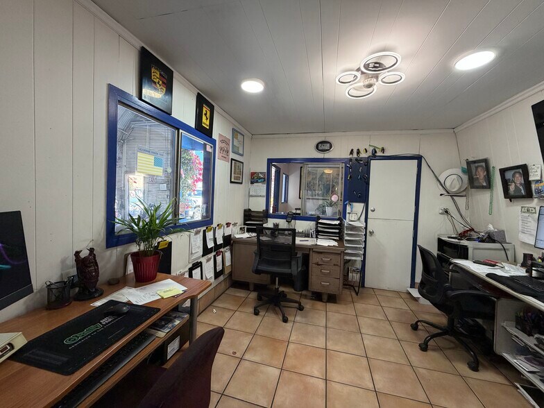 More Photos Of 43 Tiburon St, San Rafael Service For Sale