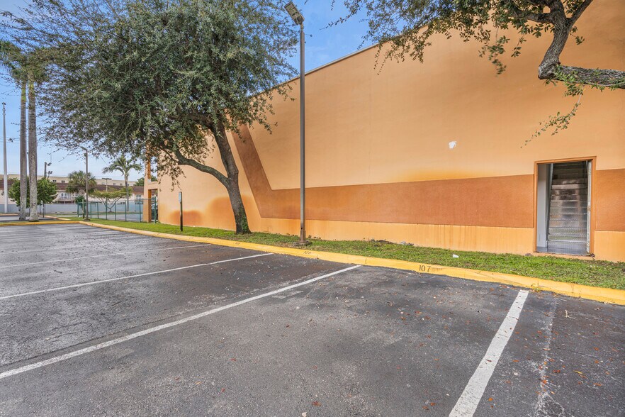 More Photos Of 2075-2129 W 76th St, Hialeah Showroom For Lease