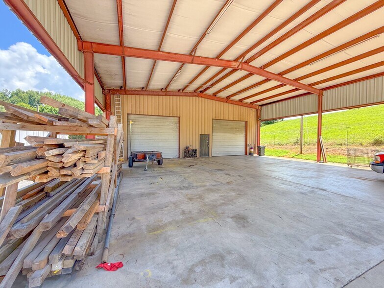 More Photos Of 2335 Columbia Hwy, Pulaski Office For Sale