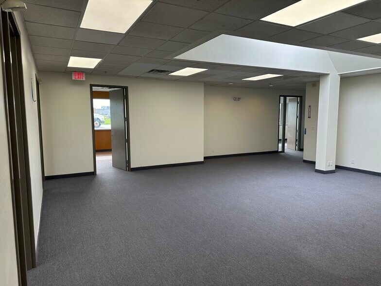 More Photos Of 39337-39349 Mound Rd, Sterling Heights Light Manufacturing For Lease