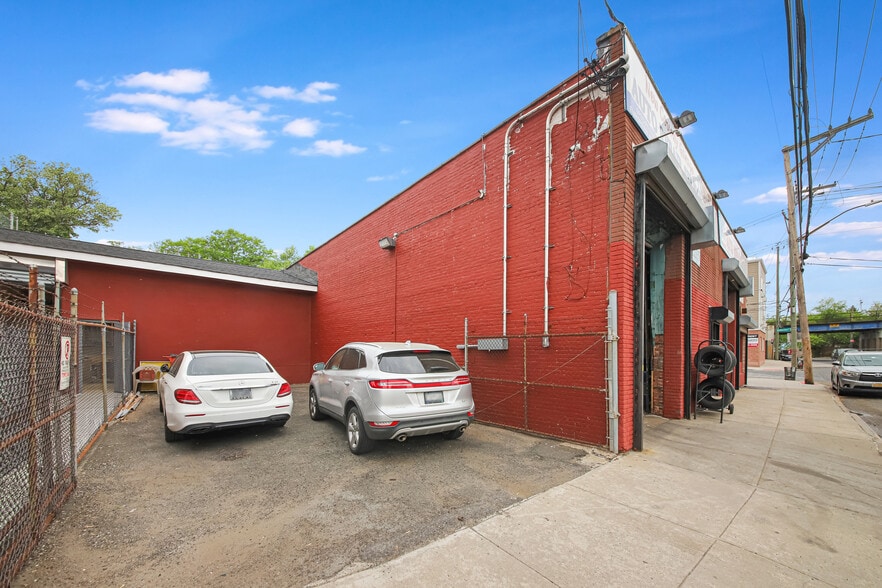 More Photos Of 1960 Richmond Ter, Staten Island Auto Repair For Lease
