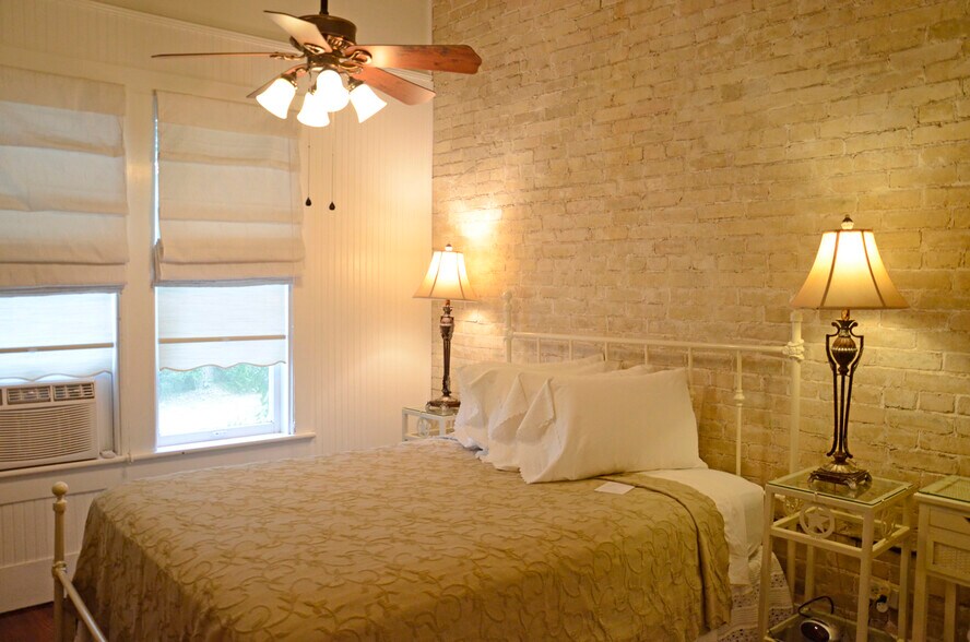 More Photos Of 218 S Market St, Flatonia Hotel For Sale