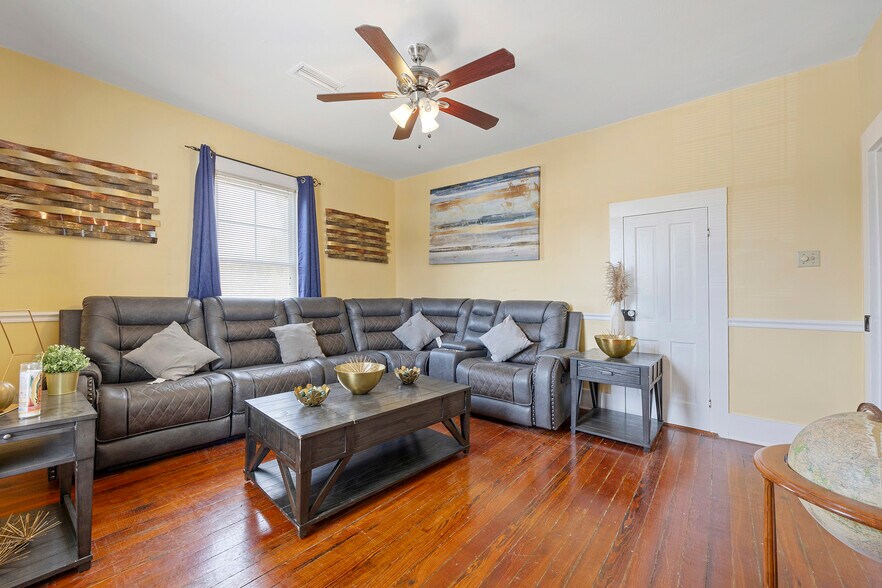 More Photos Of 125 N Main St, Hastings Restaurant For Lease