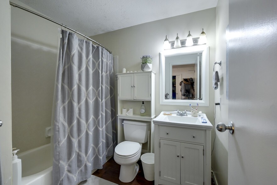 More Photos Of 9103 Glover Rd, Langley Storefront Retail Residential For Lease